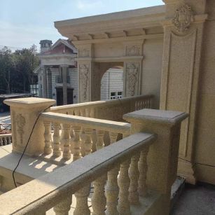 嘉峪关 黄金麻别墅外墙干挂雕花配合阳台栏杆花瓶柱