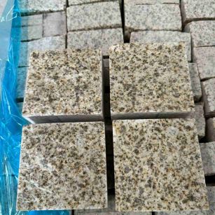 嘉峪关 黄金麻花岗岩自然面小方块，弹石，马蹄石等