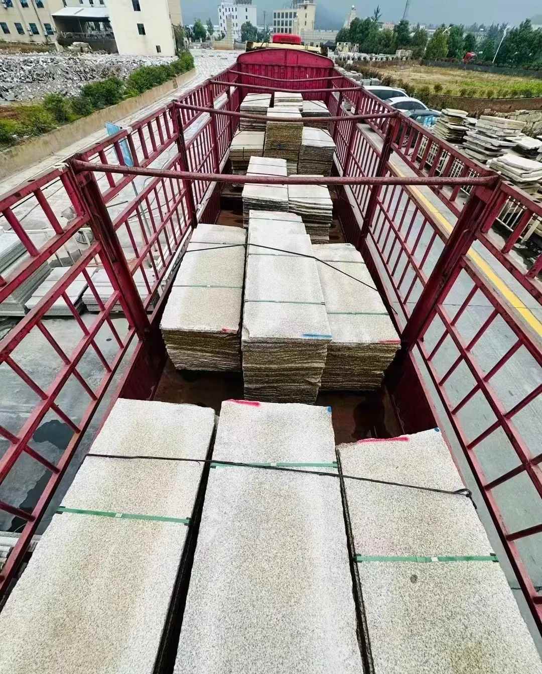 嘉峪关 黄金麻花岗岩荔枝面，光面毛板装车完成