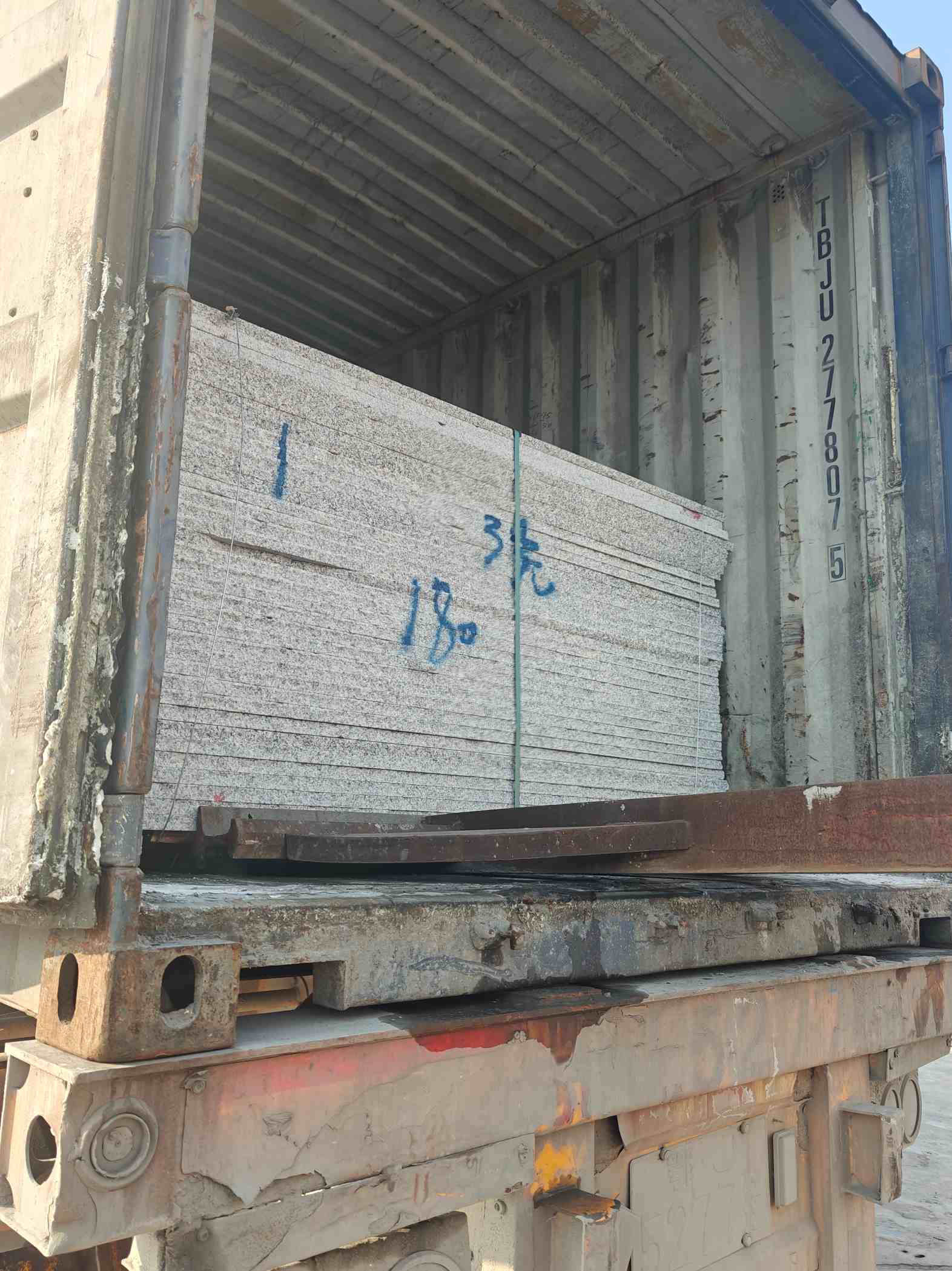 嘉峪关 芝麻白花岗岩石材3.0公分光面毛板装柜出货