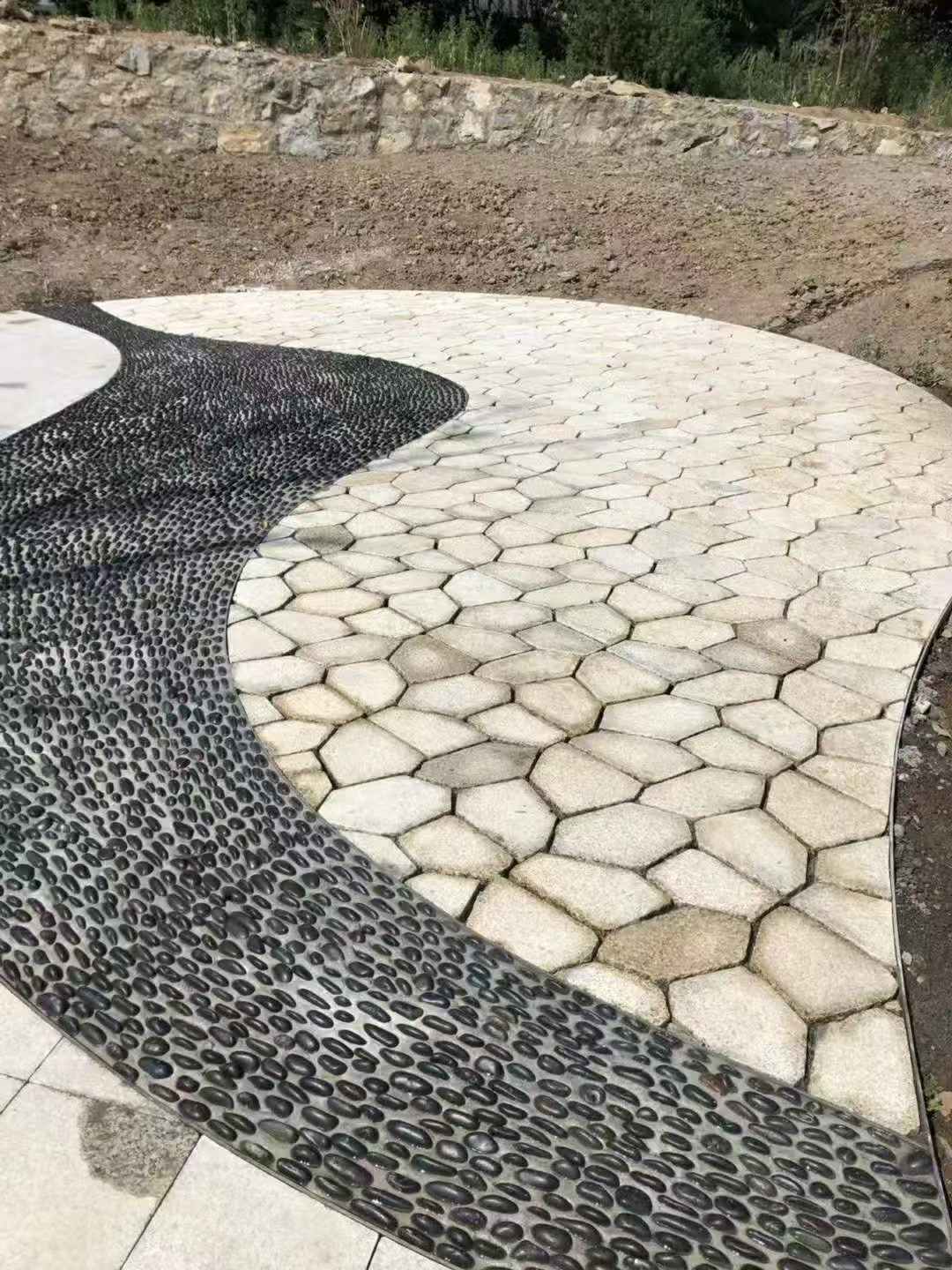 嘉峪关 黄金麻冰裂纹地铺石工地铺装案例