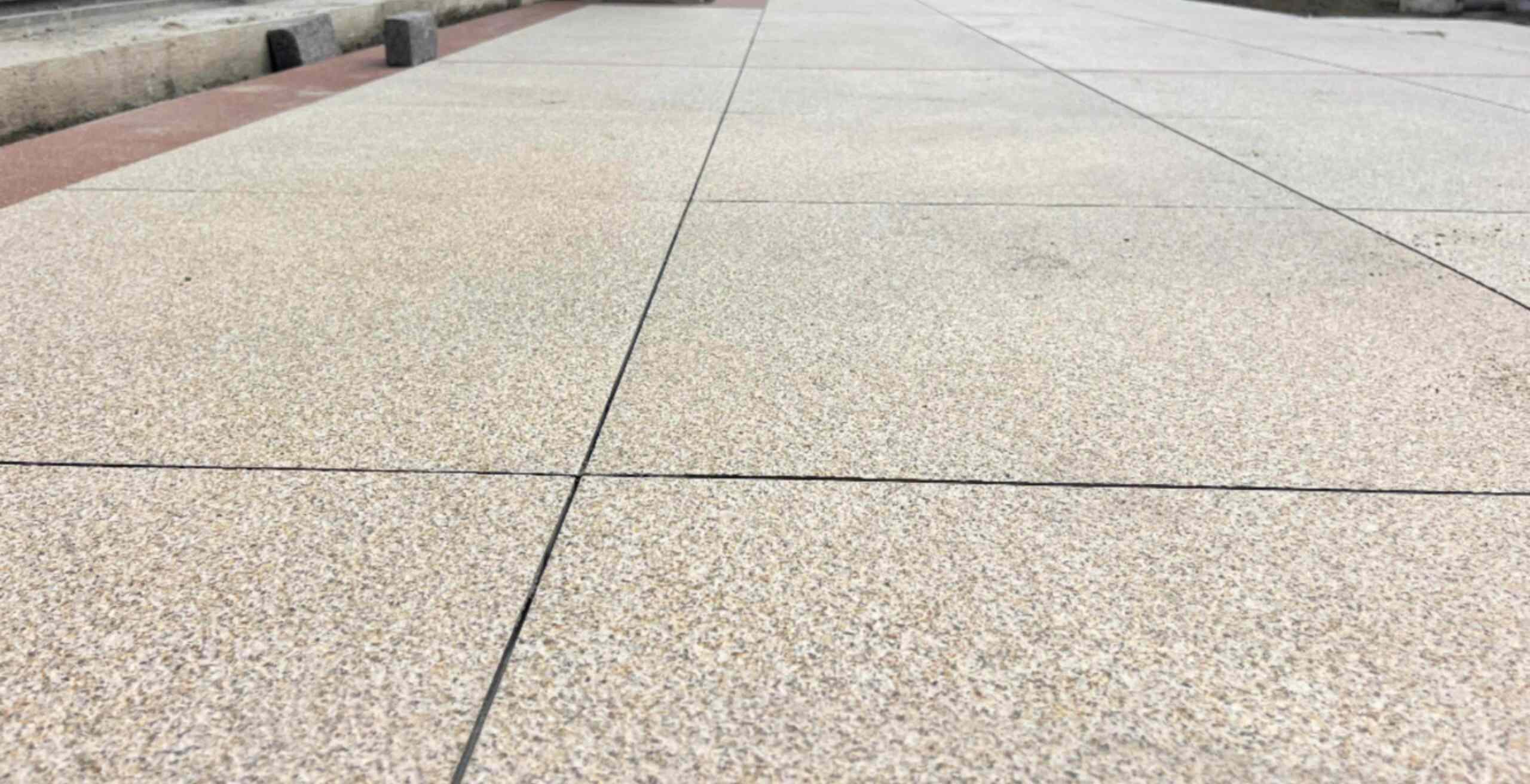 嘉峪关 黄金麻花岗岩石板材荔枝面地面铺装效果