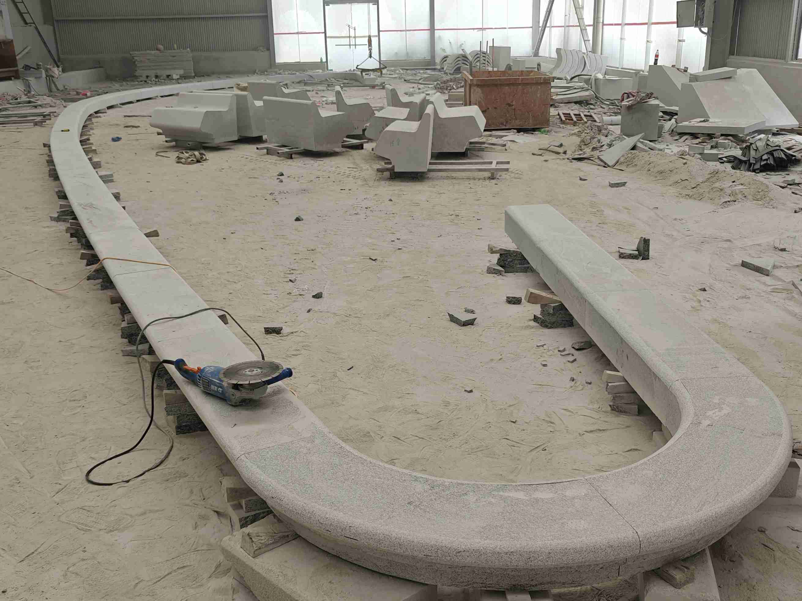 嘉峪关 芝麻白花岗岩弧形花坛石，坐凳石