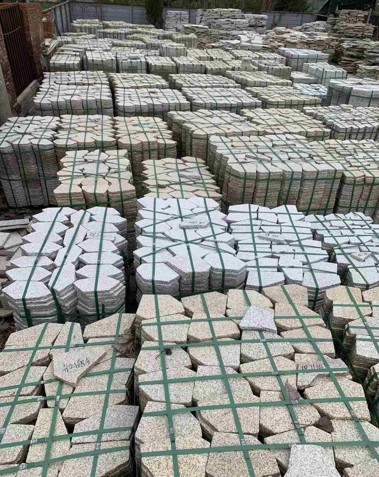 嘉峪关 黄金麻白麻花岗岩荔枝面地铺石(冰裂纹)