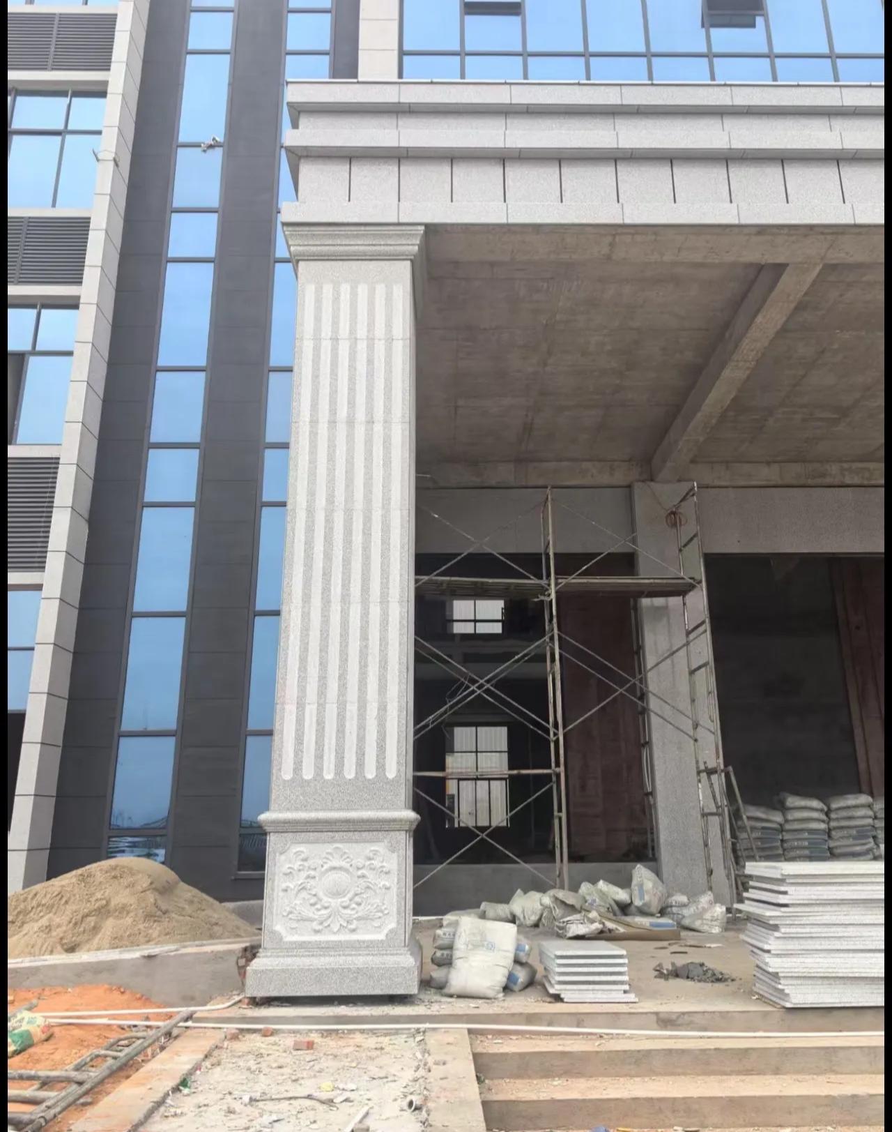 嘉峪关 芝麻白光面花岗岩门楼大柱（罗马柱）配雕花底座