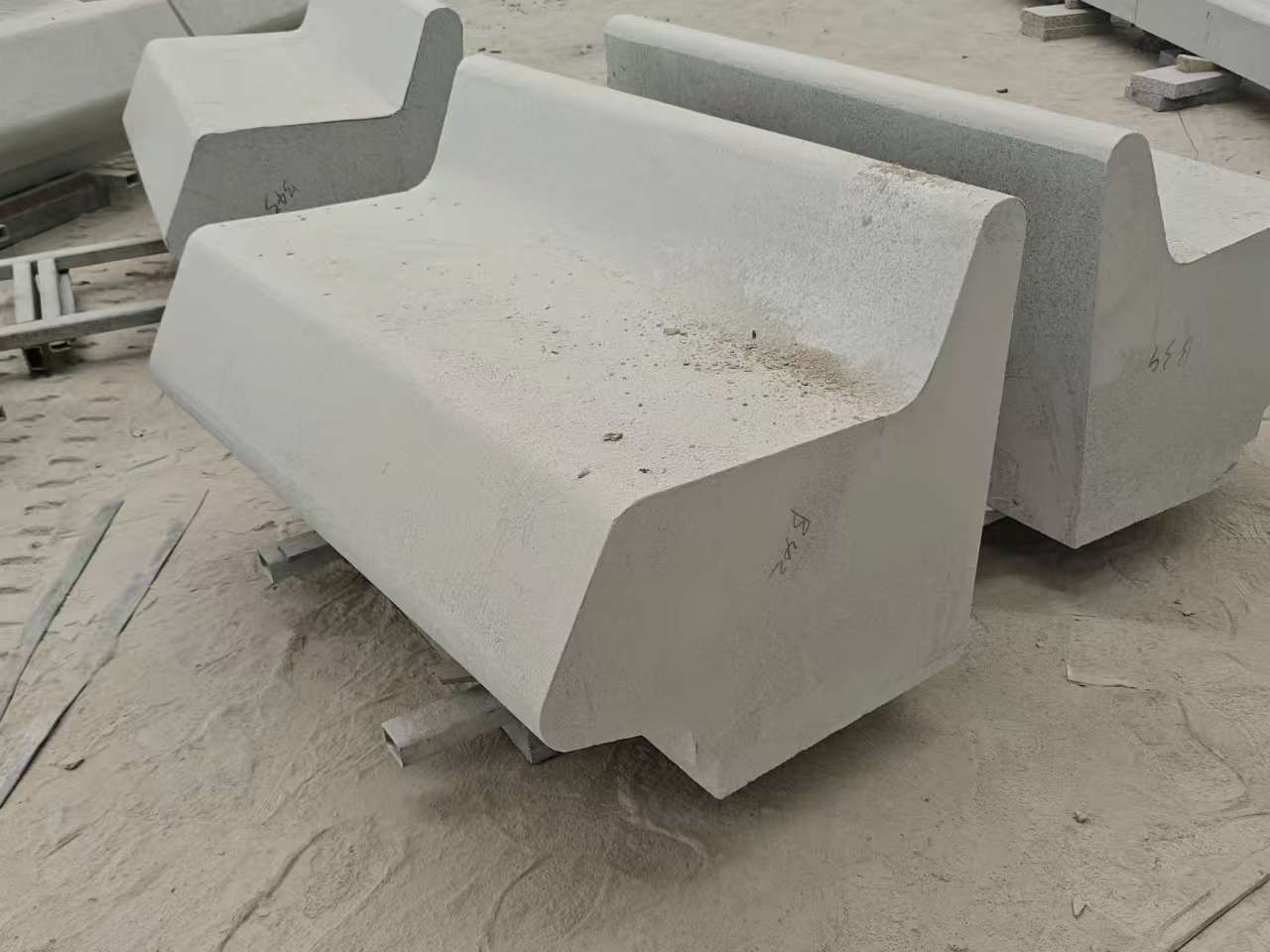 嘉峪关 芝麻白花岗岩异形坐凳，石凳