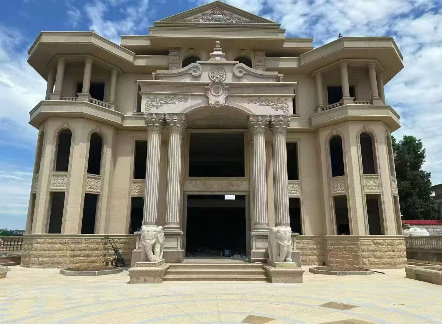 嘉峪关 黄金麻别墅外墙干挂，大柱，大象，蘑菇石，雕花板