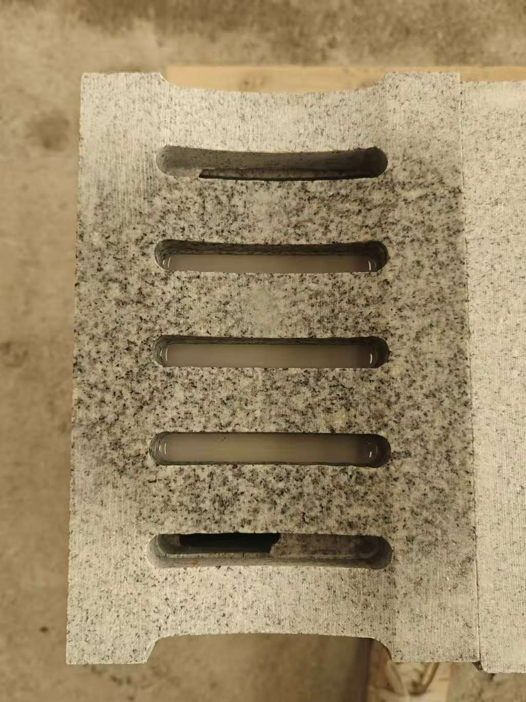 嘉峪关 芝麻白拉丝面花岗岩U型开槽排水槽