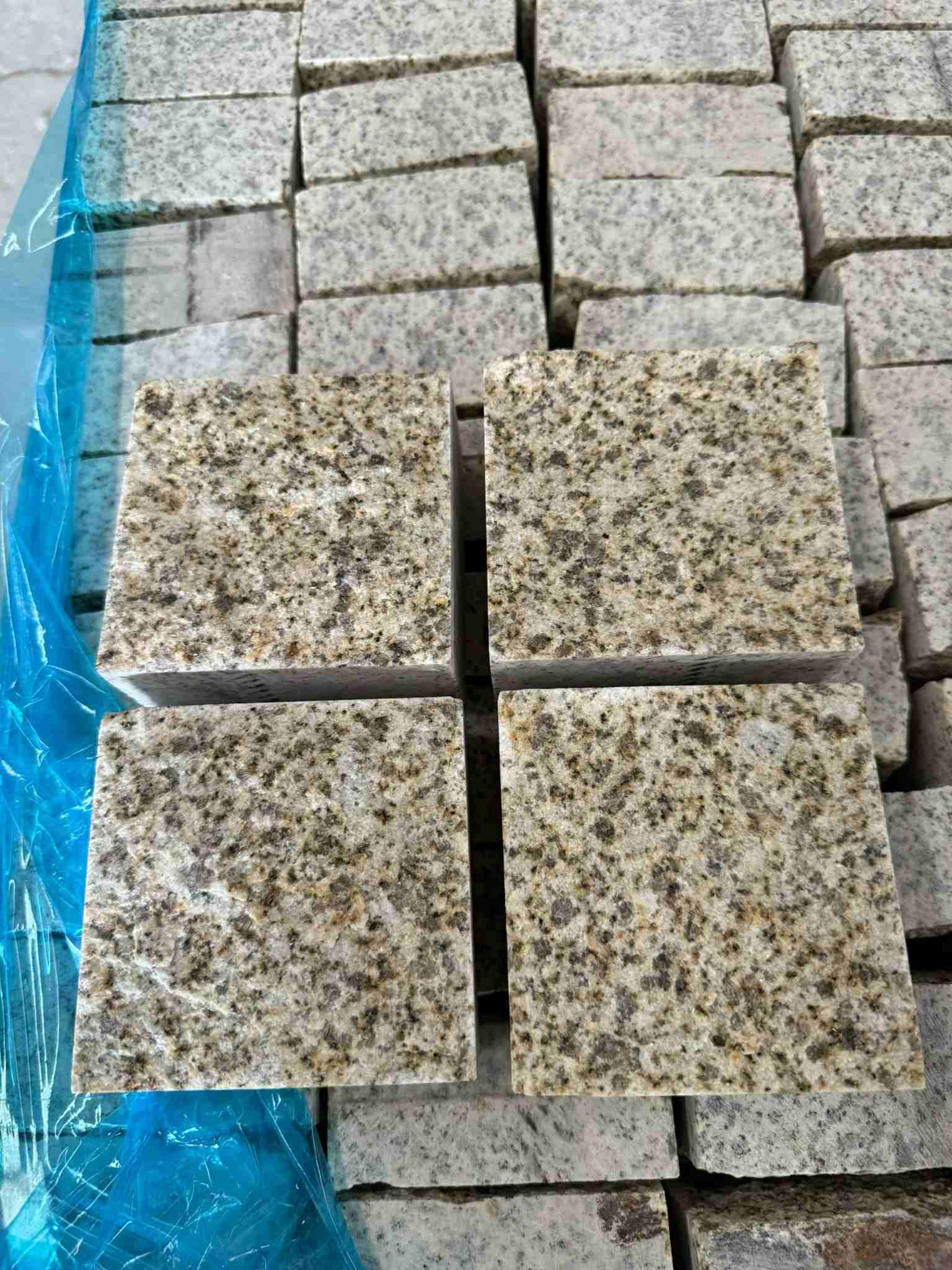 嘉峪关 黄金麻花岗岩自然面小方块，弹石，马蹄石等