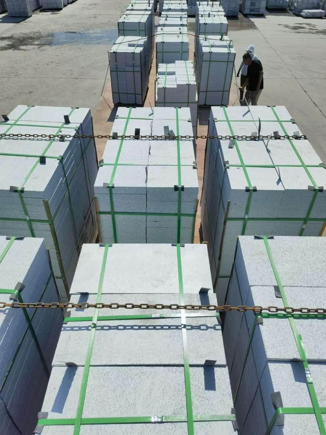 嘉峪关 芝麻白花岗岩5公分地铺石 花岗岩厂家工厂装车日常