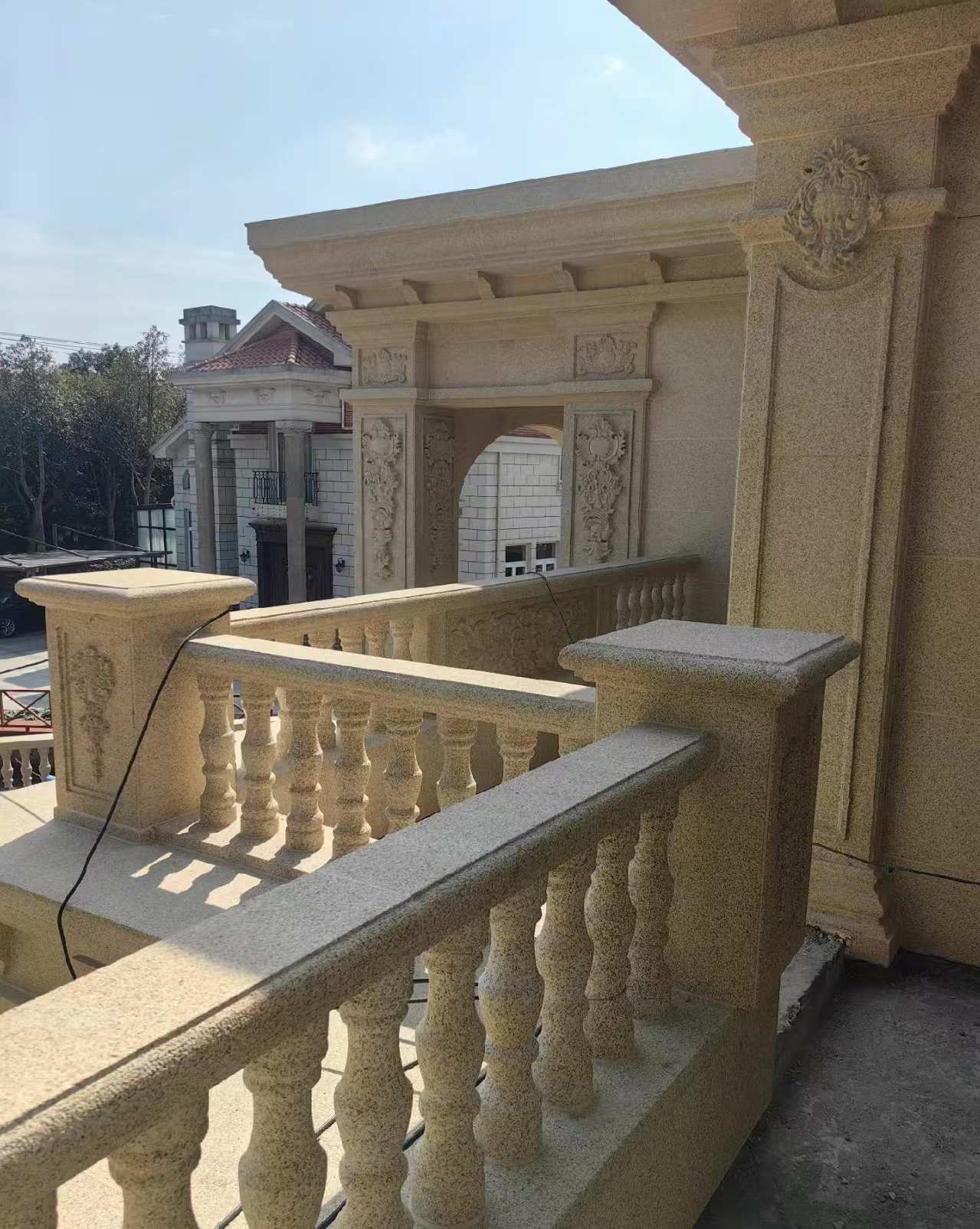 嘉峪关 黄金麻别墅外墙干挂雕花配合阳台栏杆花瓶柱