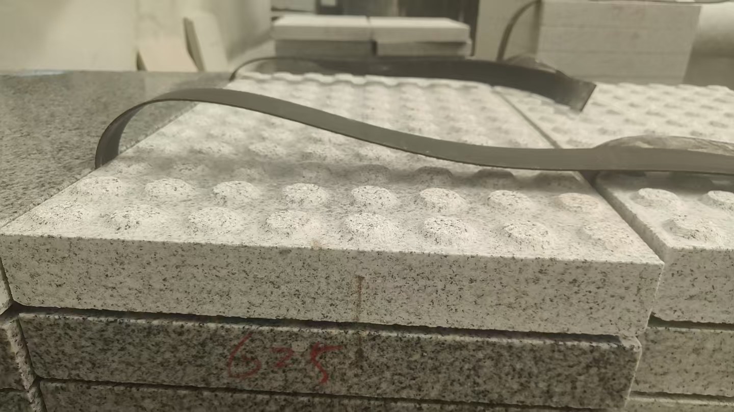 嘉峪关 芝麻白花岗岩6.0公分荔枝面五轴加工雕刻盲点