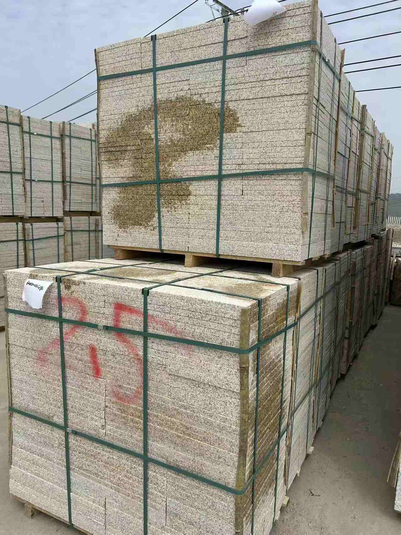 嘉峪关 黄金麻花岗岩石材荔枝面地铺石2.5*300*600