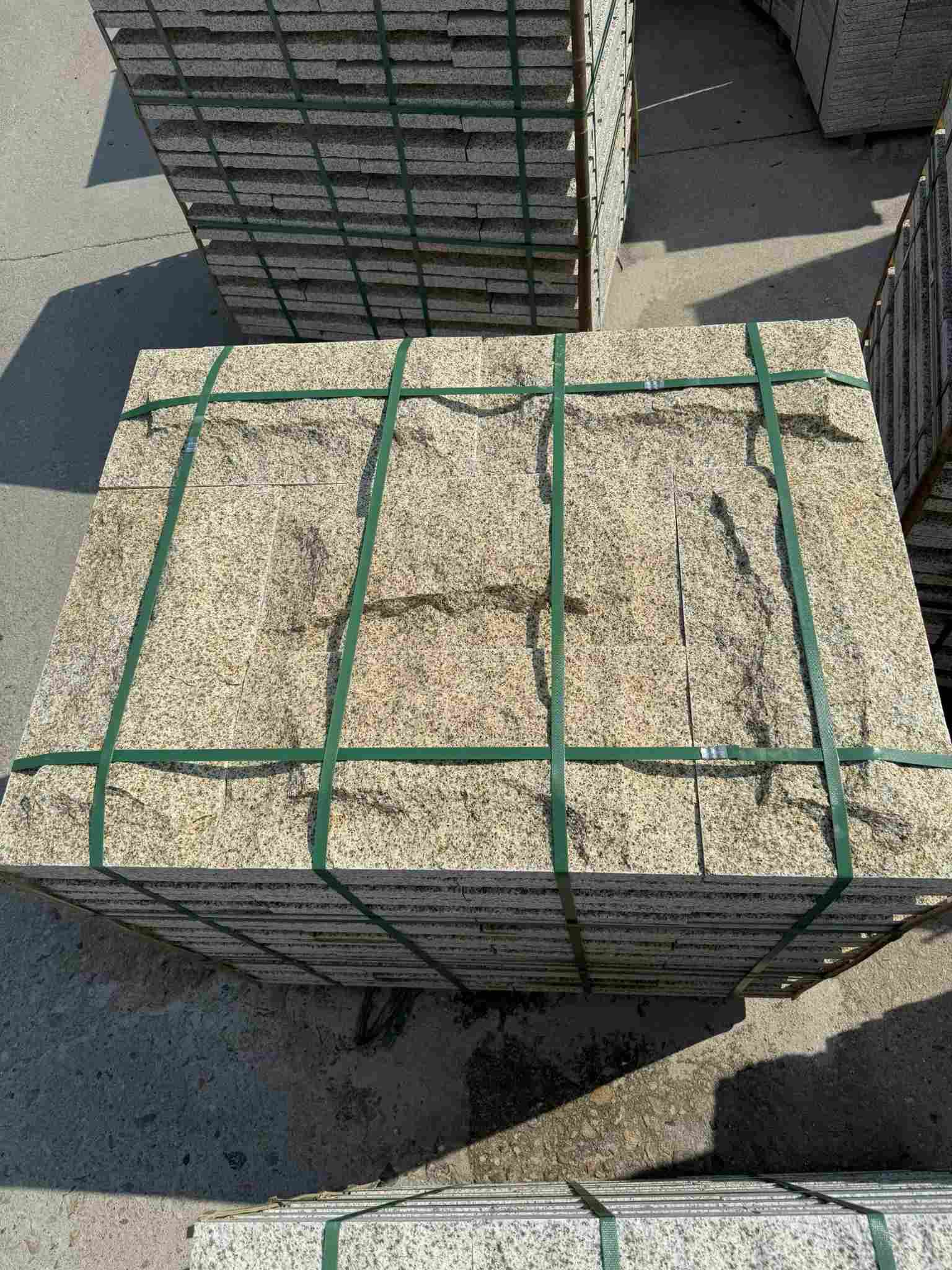 嘉峪关 黄金麻花岗岩石材自然面蘑菇石成品