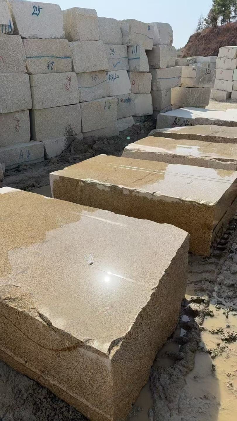 嘉峪关 黄金麻方料堆场洗料分选中，原材料充足