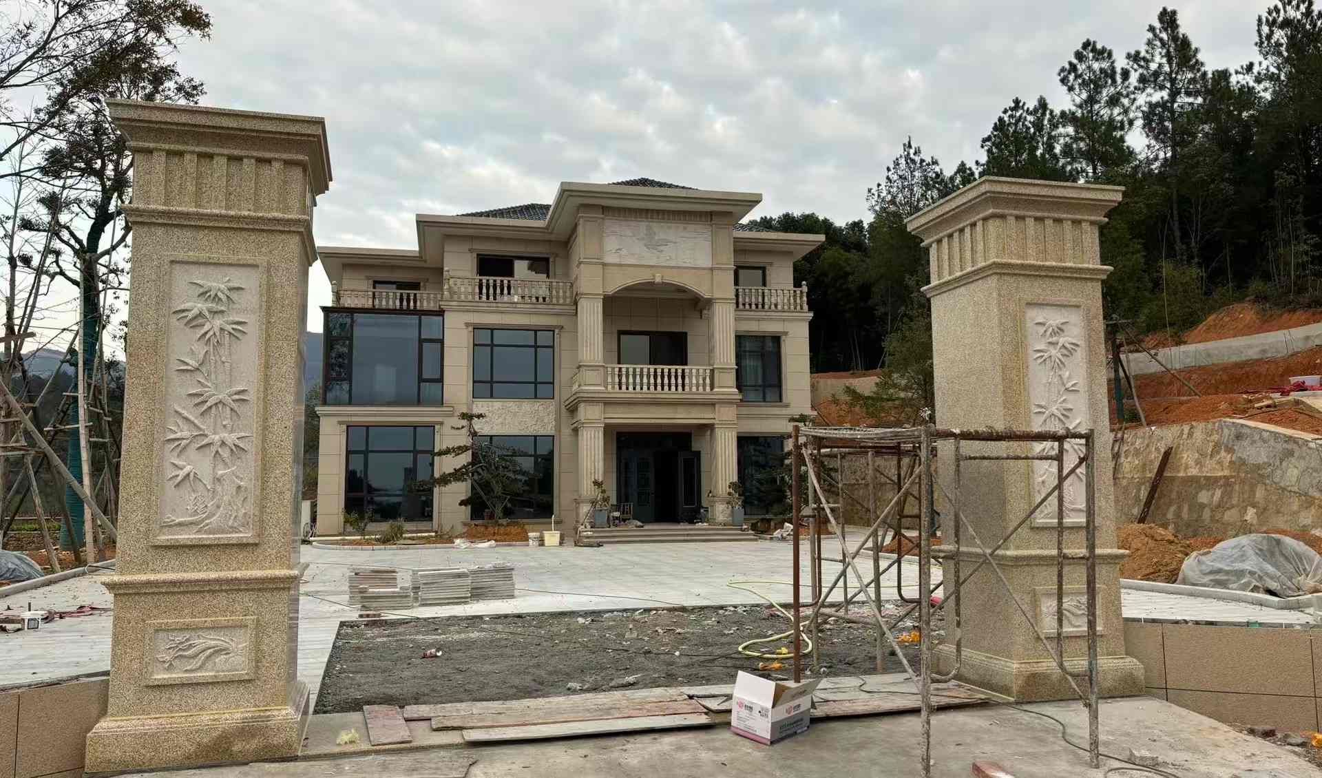 嘉峪关 黄金麻花岗岩别墅雕花外墙干挂配上门口雕花罗马柱