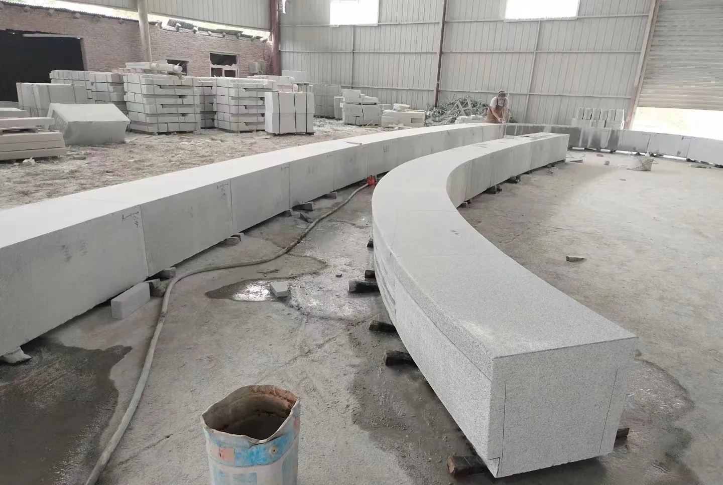 嘉峪关芝麻白花岗岩石板材 园林光面弧形坐凳